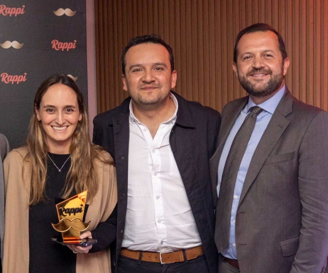 Natalia Luque, directora de operaciones de domicilios Crepes & Waffles Colombia; Andrés Velandia, líder de operaciones de Crepes & Waffles: y Guillermo Gómez Paris, presidente de Acoga.