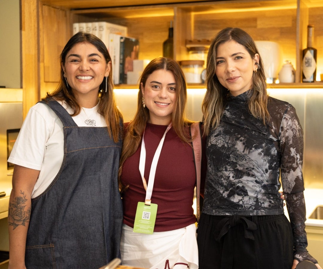 Valentina Reyes, creadora de Valentina Bakery y The Butter Club; Ángela Rojas, coordinadora de comunicaciones y marca en Inexmoda; y Leonor Hoyos, directora de plataformas de conexión en Inexmoda.