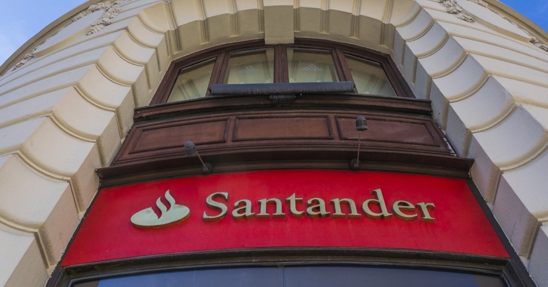 ¡ALERTA BANCARIA! Trump pone en jaque la compra de Webster por Santander