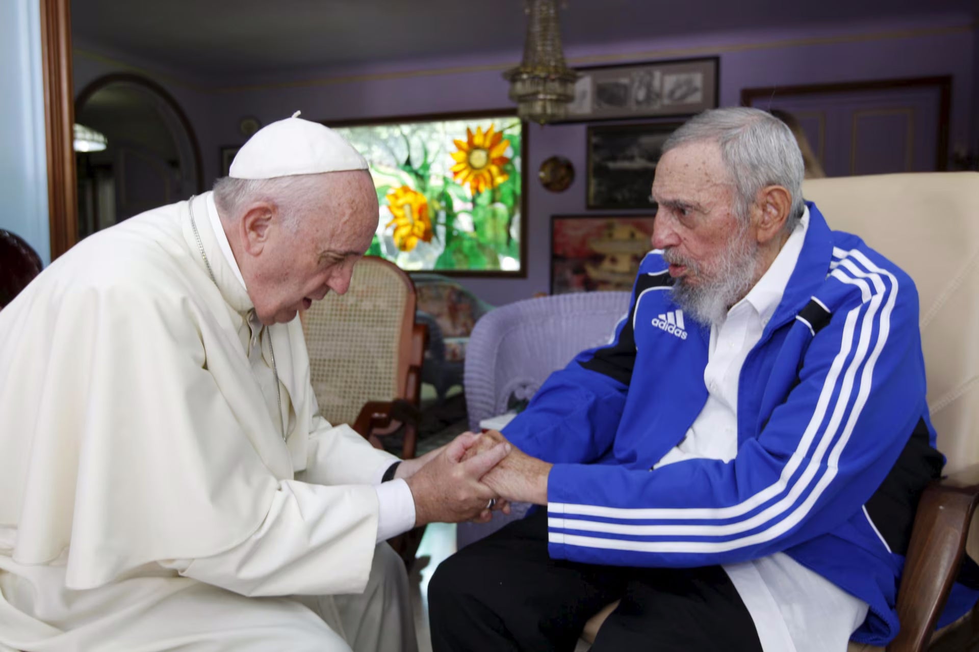 El papa Francisco y el expresidente cubano Fidel Castro se dan la mano en La Habana en 2015.