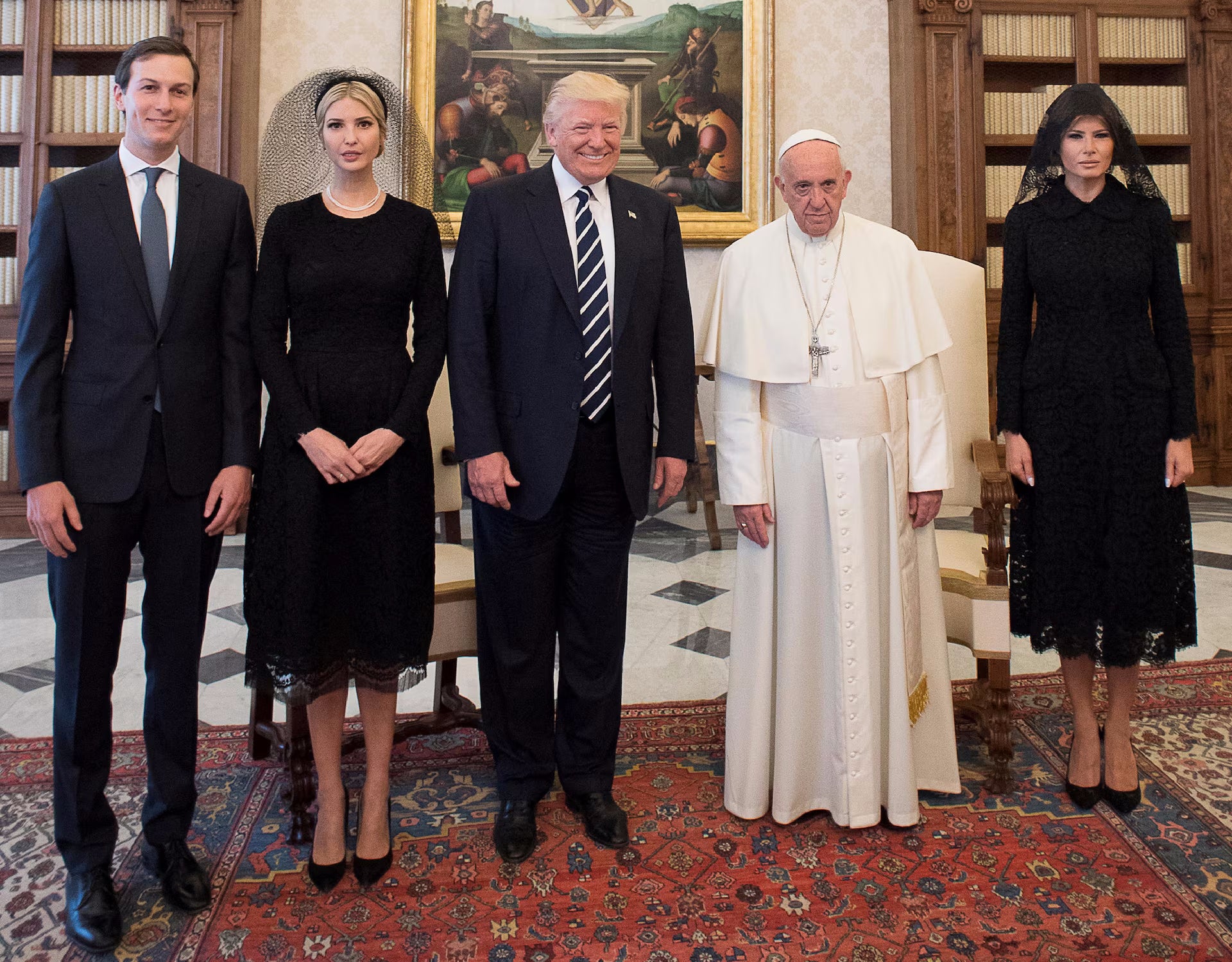 El Papa Francisco posa con el presidente de Estados Unidos, Donald Trump 2017.