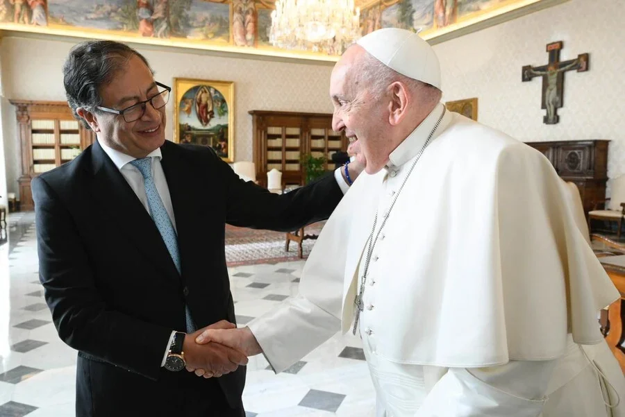Reunión entre el presidente Petro y el Papa Francisco en 2024.