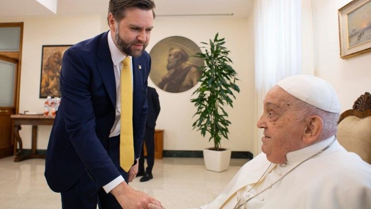 El vicepresidente de Estados Unidos, James David Vance, saluda al Papa Francisco en Casa Santa Marta 20 de abril 2025.