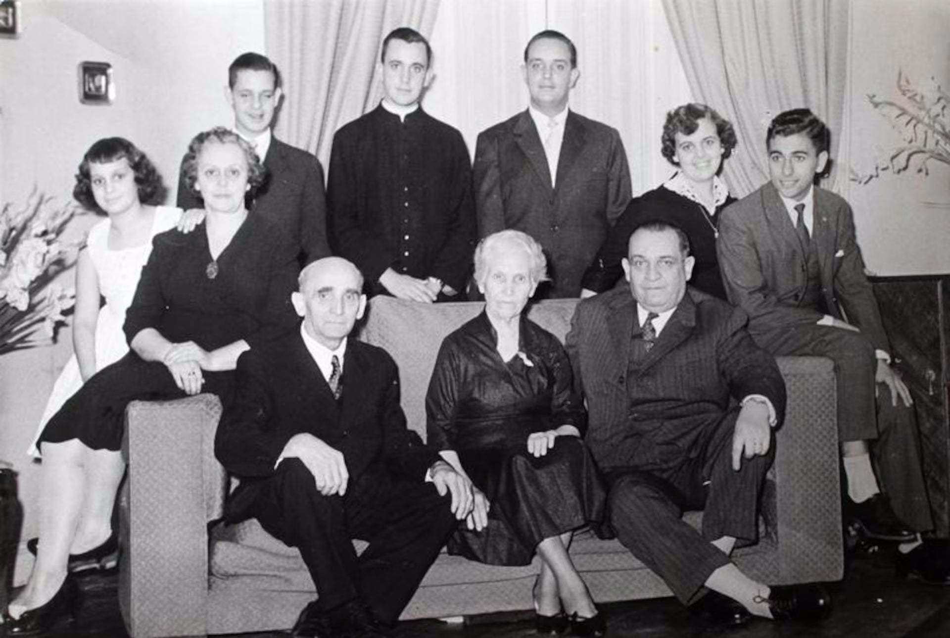El sacerdote Jorge Mario Bergoglio con su familia en 1958