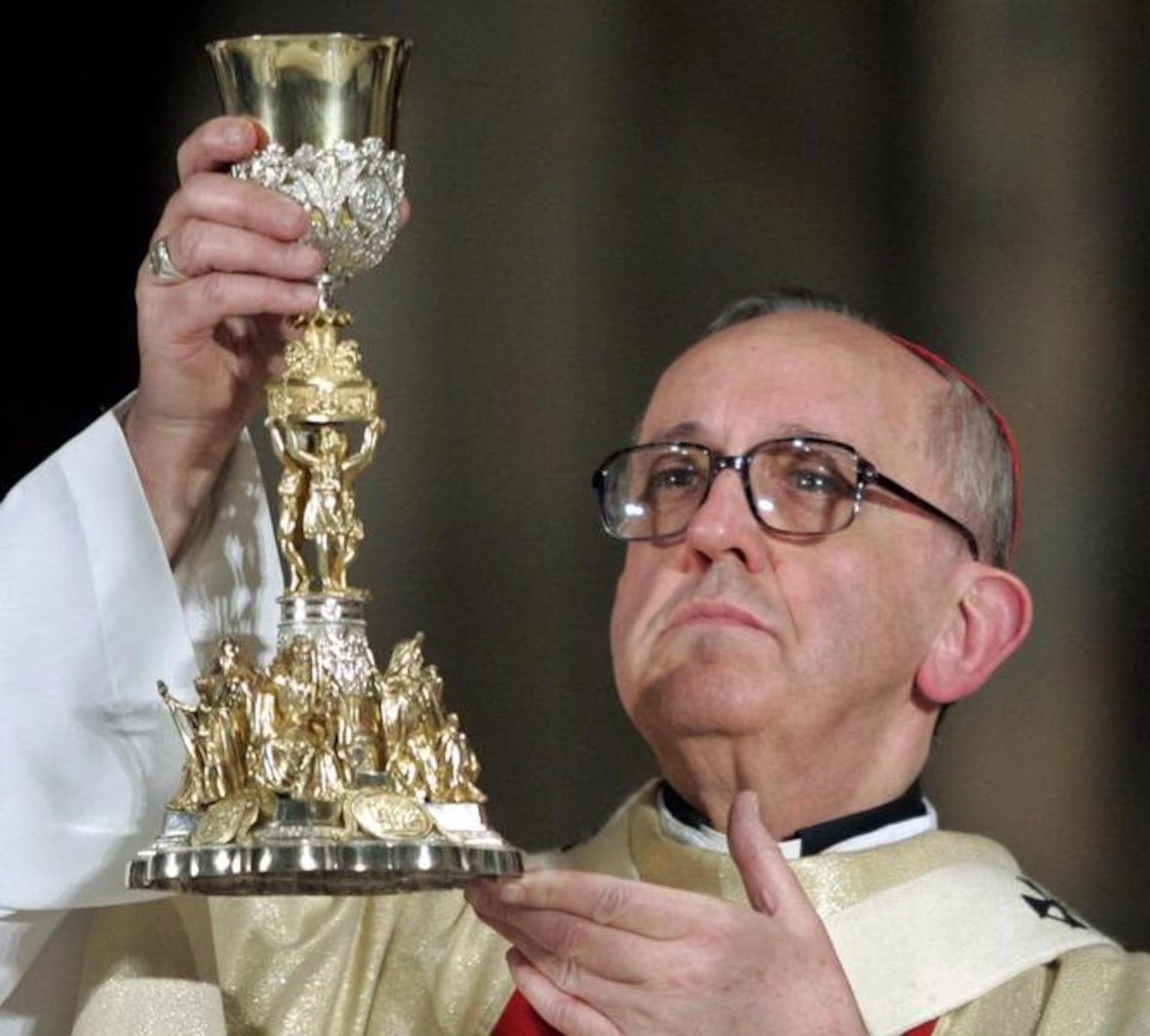 El cardenal argentino Bergoglio dirige una misa en honor del Papa Juan Pablo II en 2005.