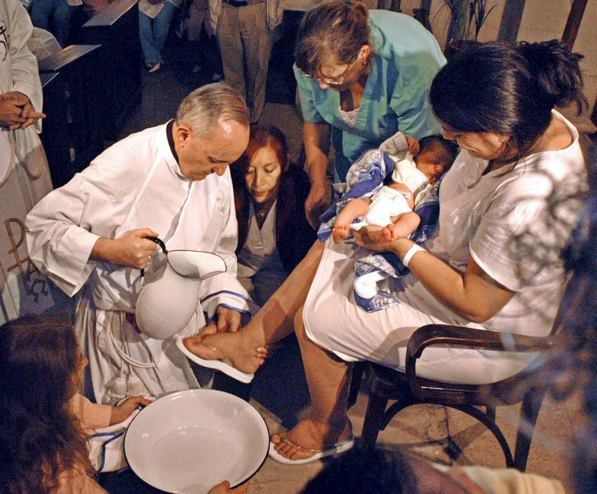 Jorge Mario Bergoglio lava los pies de una mujer en el hospital de Buenos Aires en 2005.