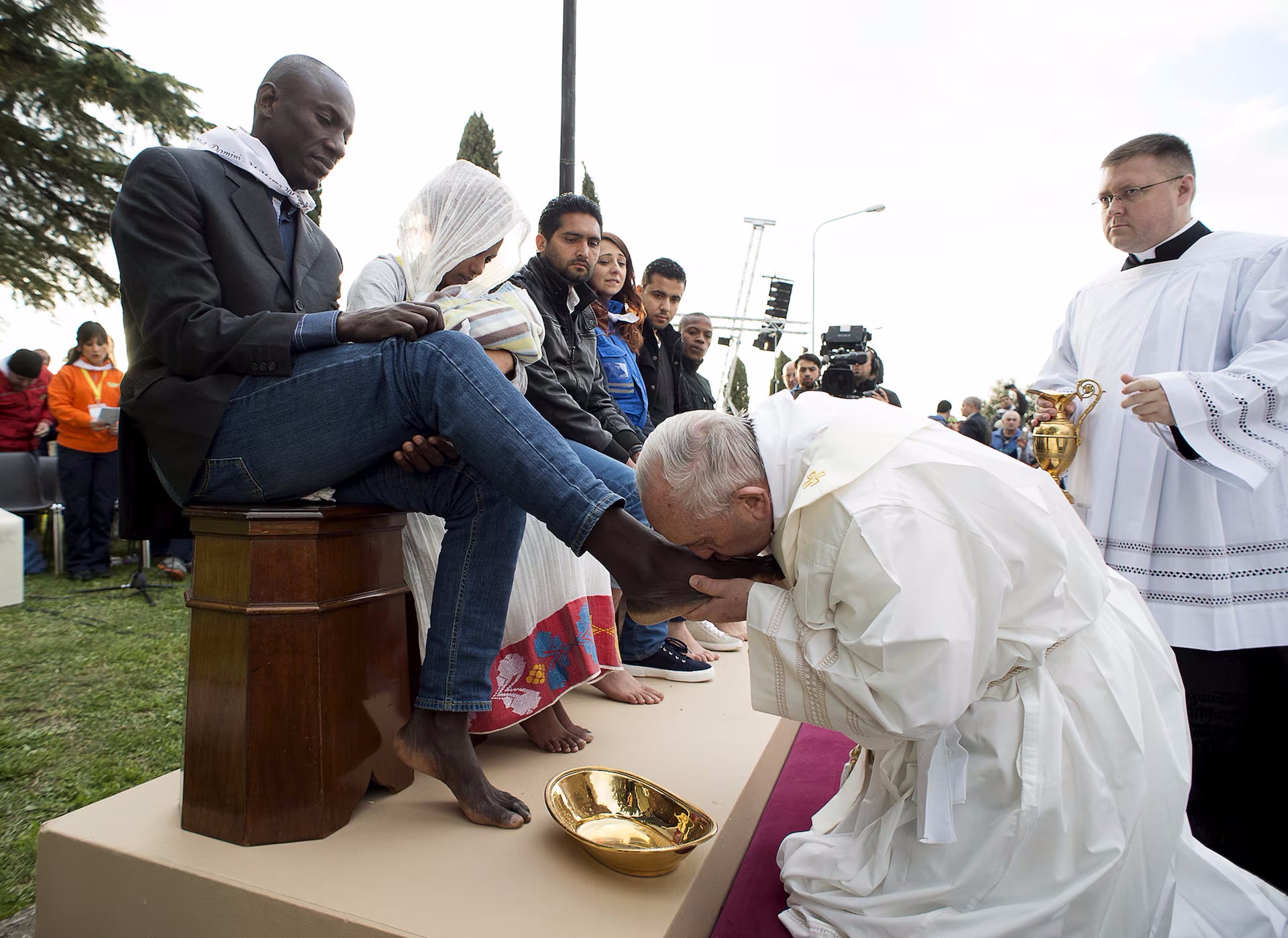 El papa Francisco besa el pie de un refugiado durante el ritual de lavado de pies en el centro de refugiados de Castelnuovo di Porto en 2016.