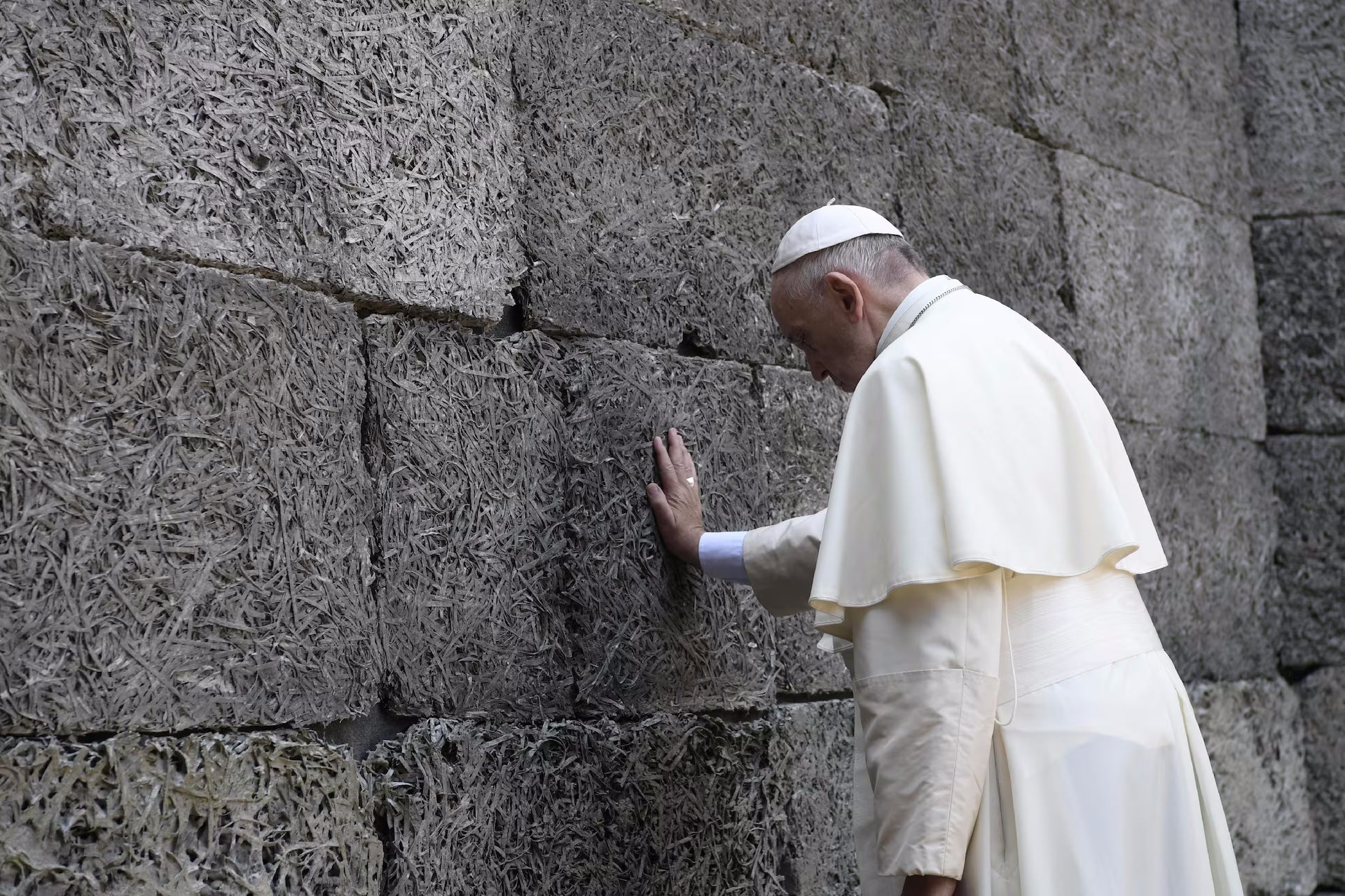 El Papa Francisco rinde homenaje junto al muro de la muerte en el antiguo campo de concentración y exterminio nazi alemán de Auschwitz-Birkenau en Oswiecim en 2016.