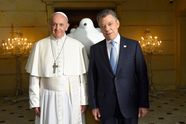 Papa Francisco con el entonces presidente Juan Manuel Santos en 2017.