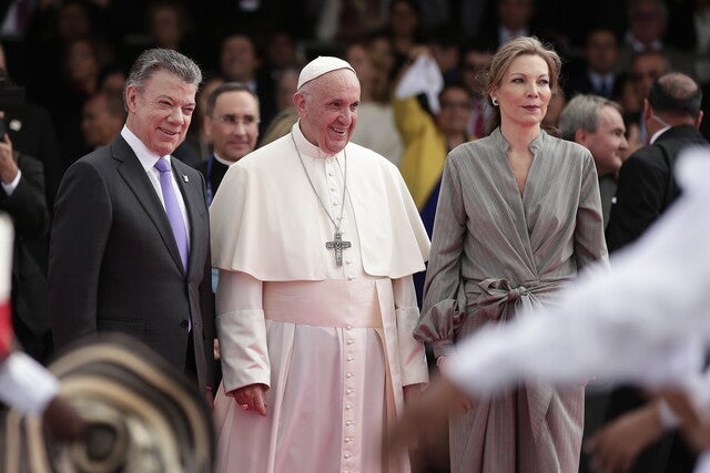 Papa Francisco en Colombia con el entonces presidente Juan Manuel Santos y la primera dama en 2017.