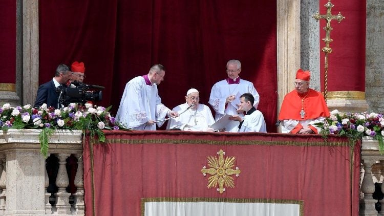 El Papa imparte la bendición en el Domingo de Pascua del Año de Gracia en 2025.