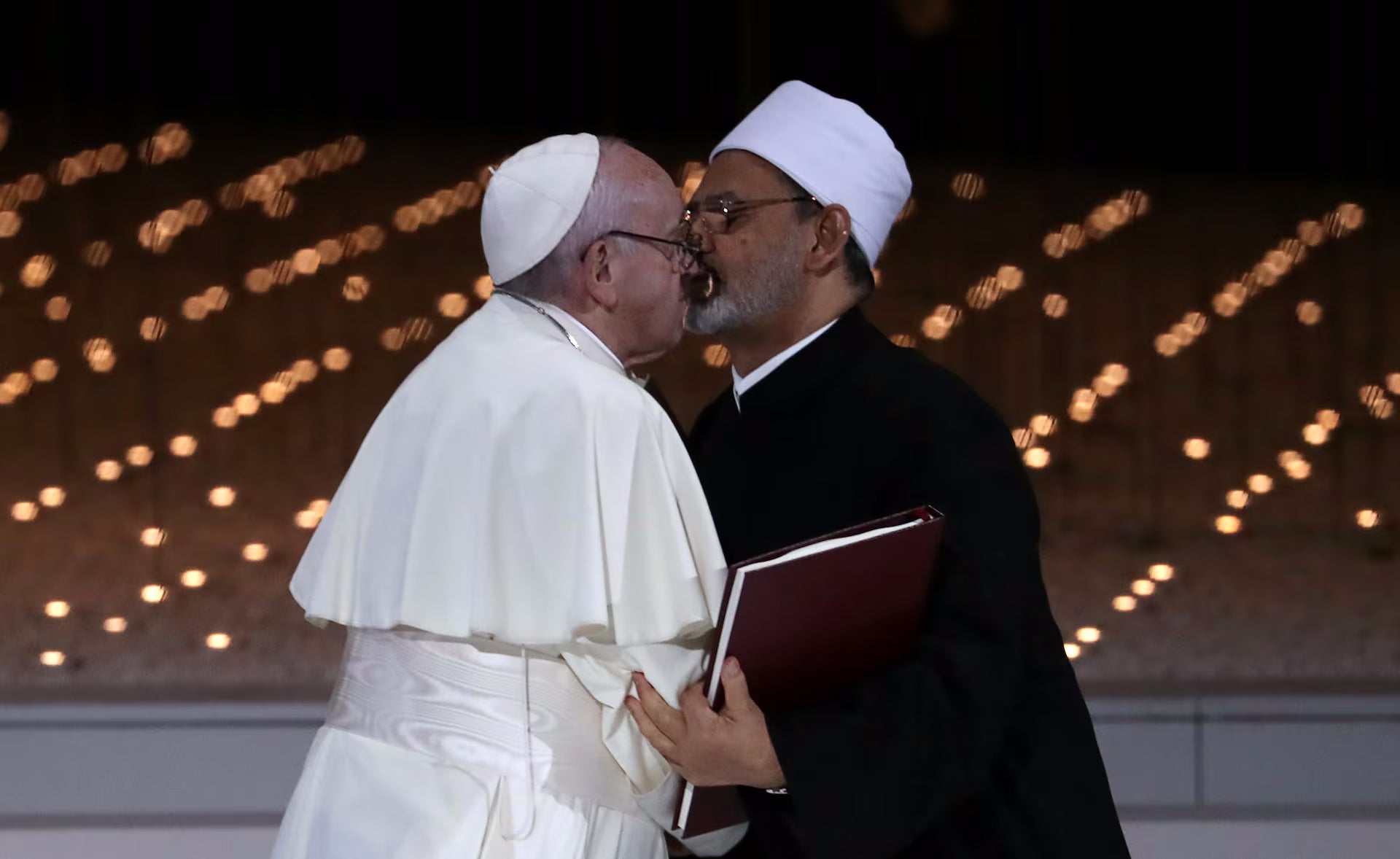 El papa Francisco y el gran imán de al-Azhar, el jeque Ahmed al-Tayeb, se besan tras firmar un documento sobre la lucha contra el extremismo en 2019.