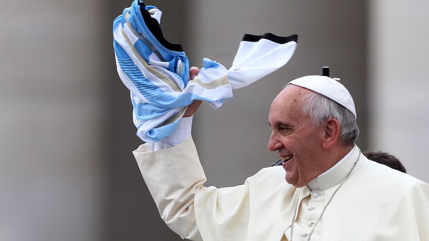 El Papa Francisco mueve una camiseta de argentina durante la audiencia semanal en la plaza San Pedro en 2021.
