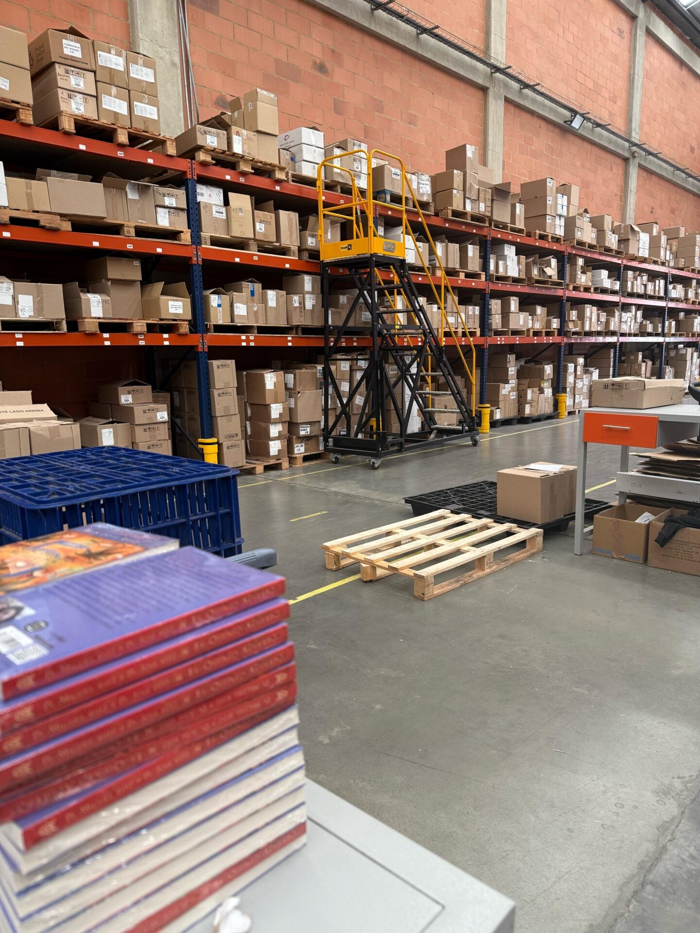 Esta es la bodega de almacenamiento de los miles de libros que llegan a Buscalibre.