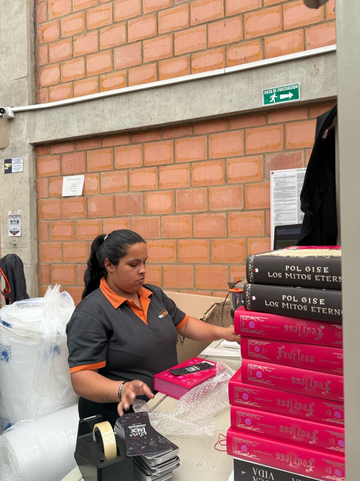 Luego de que los libros son etiquetados y seleccionados, pasan a ser empacados.