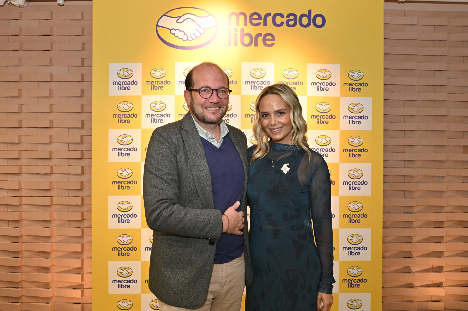 Daniel Samper, periodista; y Paola Vanegas, public relations & communication de Mercado Libre.