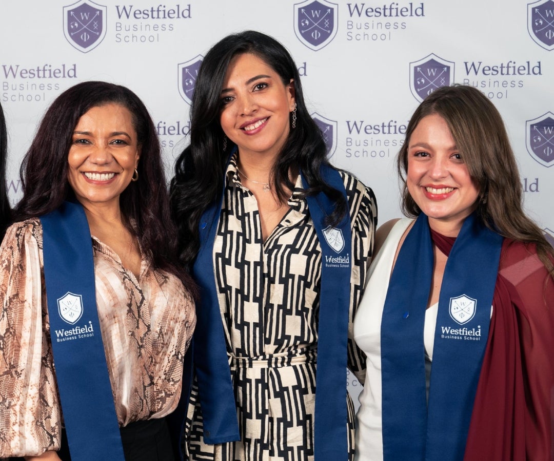 Katia Rodríguez Fragozo, analista de calidad y gobierno de Datos de TCC; Ginna Andrea Méndez López, coordinadora de planificación financiera para Grasco; y Andrea Paola Verjel, coordinadora de canales digitales y comunicaciones de Grasco.