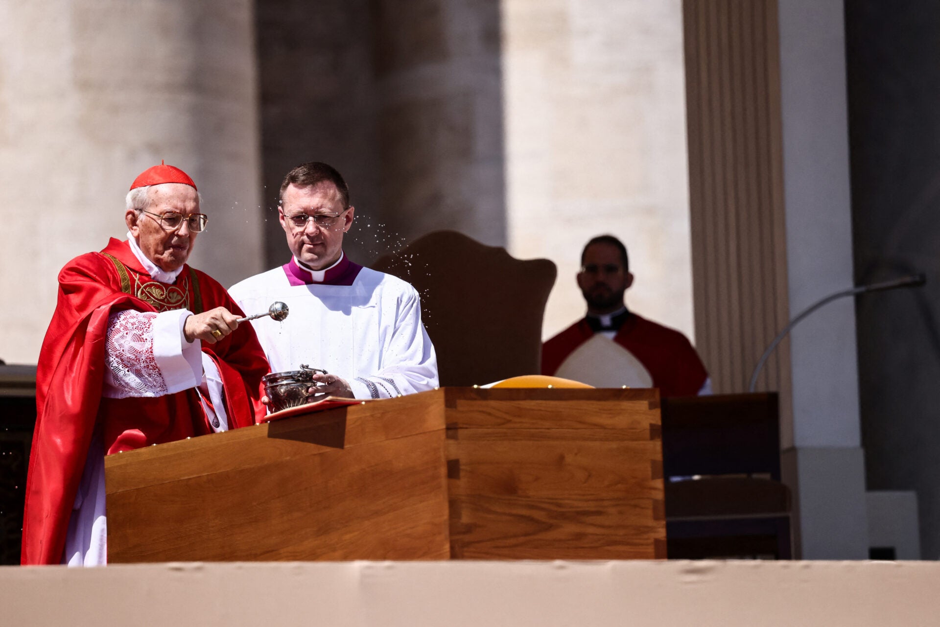 Agua bendita al féretro en el funeral del Papa Francisco