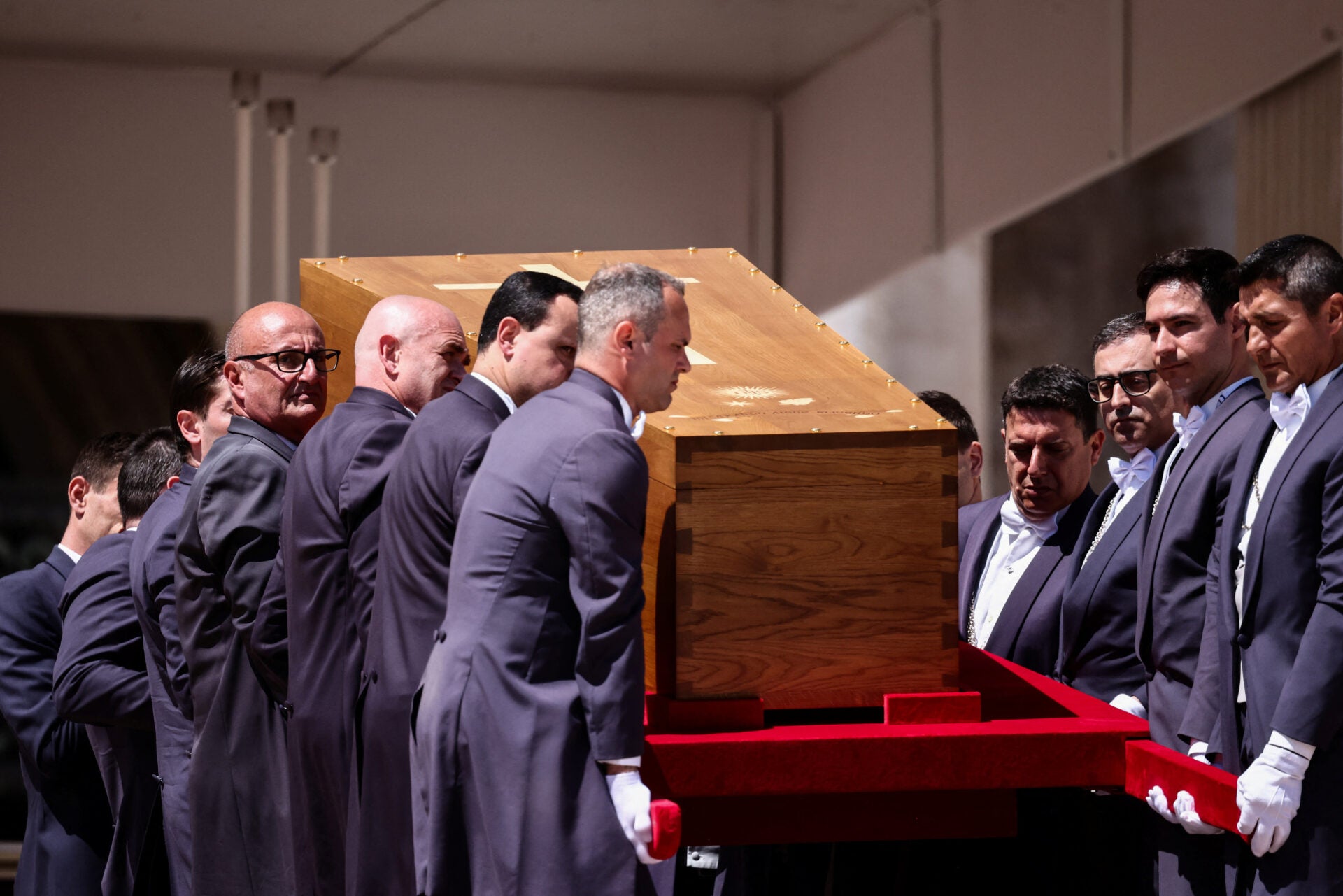 Regresa el féretro a la basílica de San Pedro