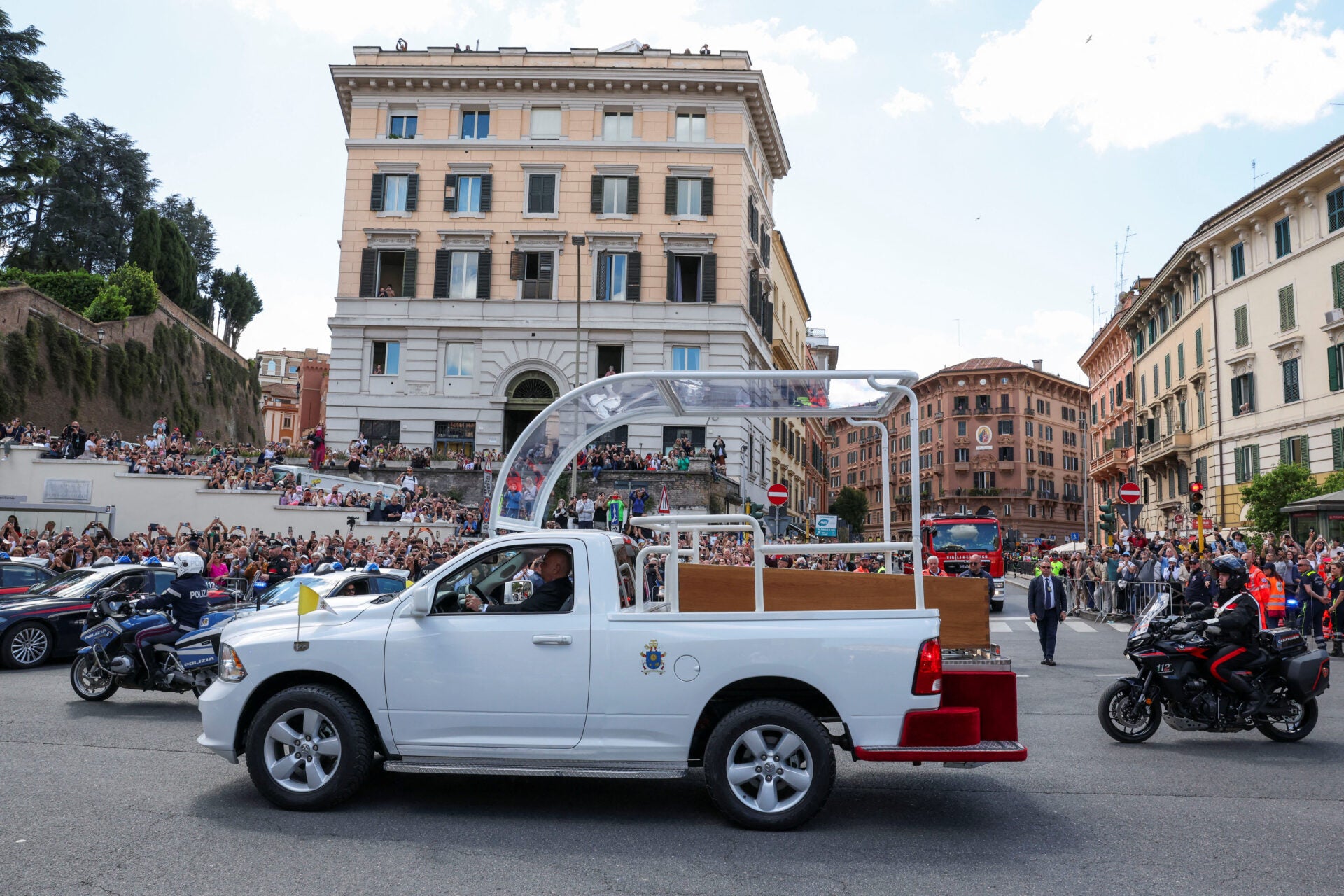 Un coche fúnebre traslada el féretro del Papa Francisco a la Basílica Papal de Santa María la Mayor