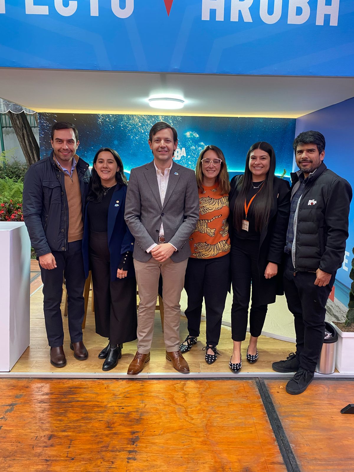 María Alejandra Carmona, responsable de comunicaciones, relaciones públicas y sostenibilidad en la región; Diana Vargas, gerente comercial para Colombia; Carlos Ortíz, account manager para Colombia; Diana Boot, coordinadora de desarrollo de ventas locales; y Juan Miguel Arciniegas, account manager, parte del equipo de AIR France-KLM para Colombia.