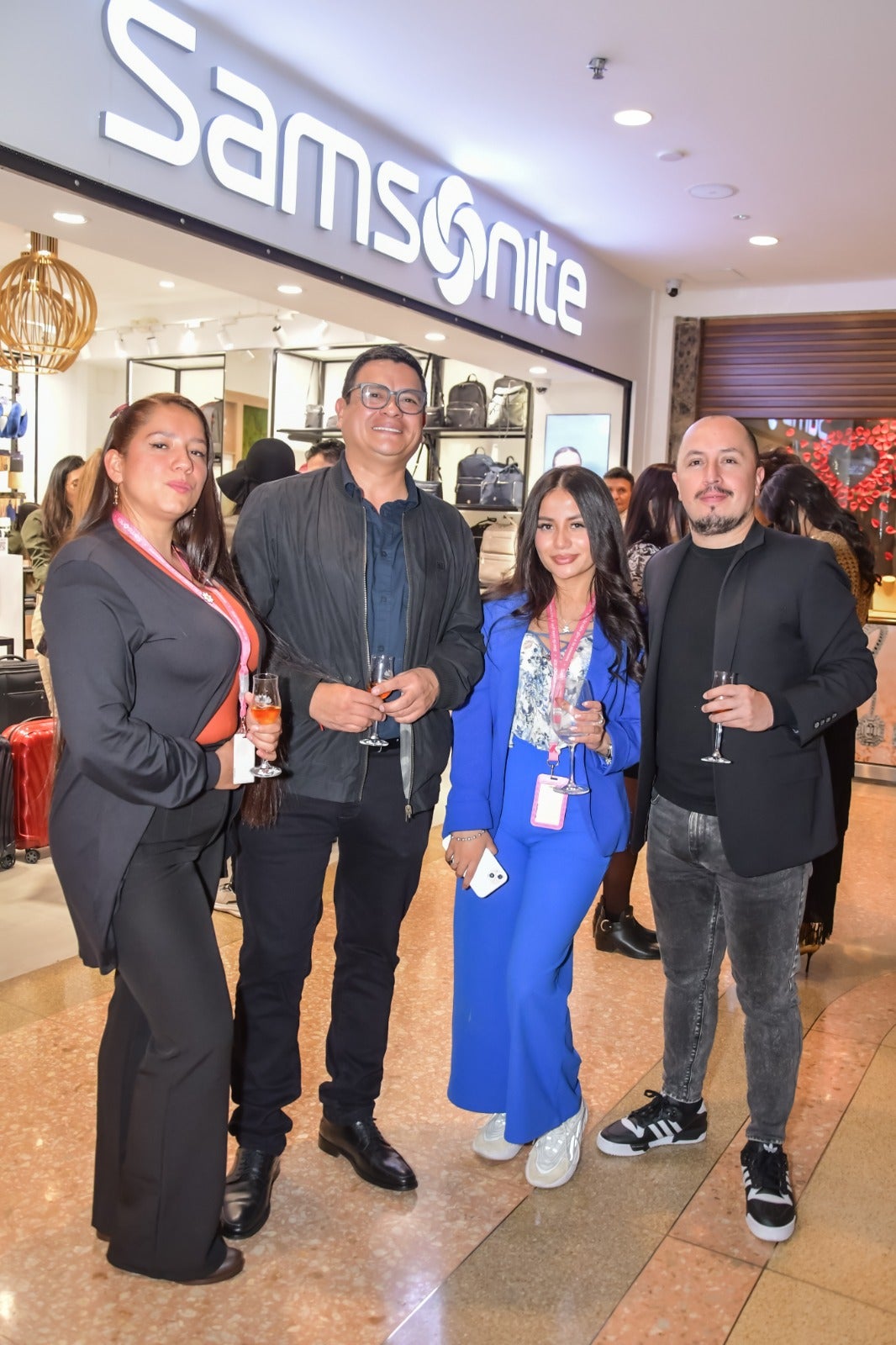 Mary Bejar y Carlos Hernández, supervisores comerciales de Samsonite; y Karen Guarnizo, líder comercial de Samsonite.