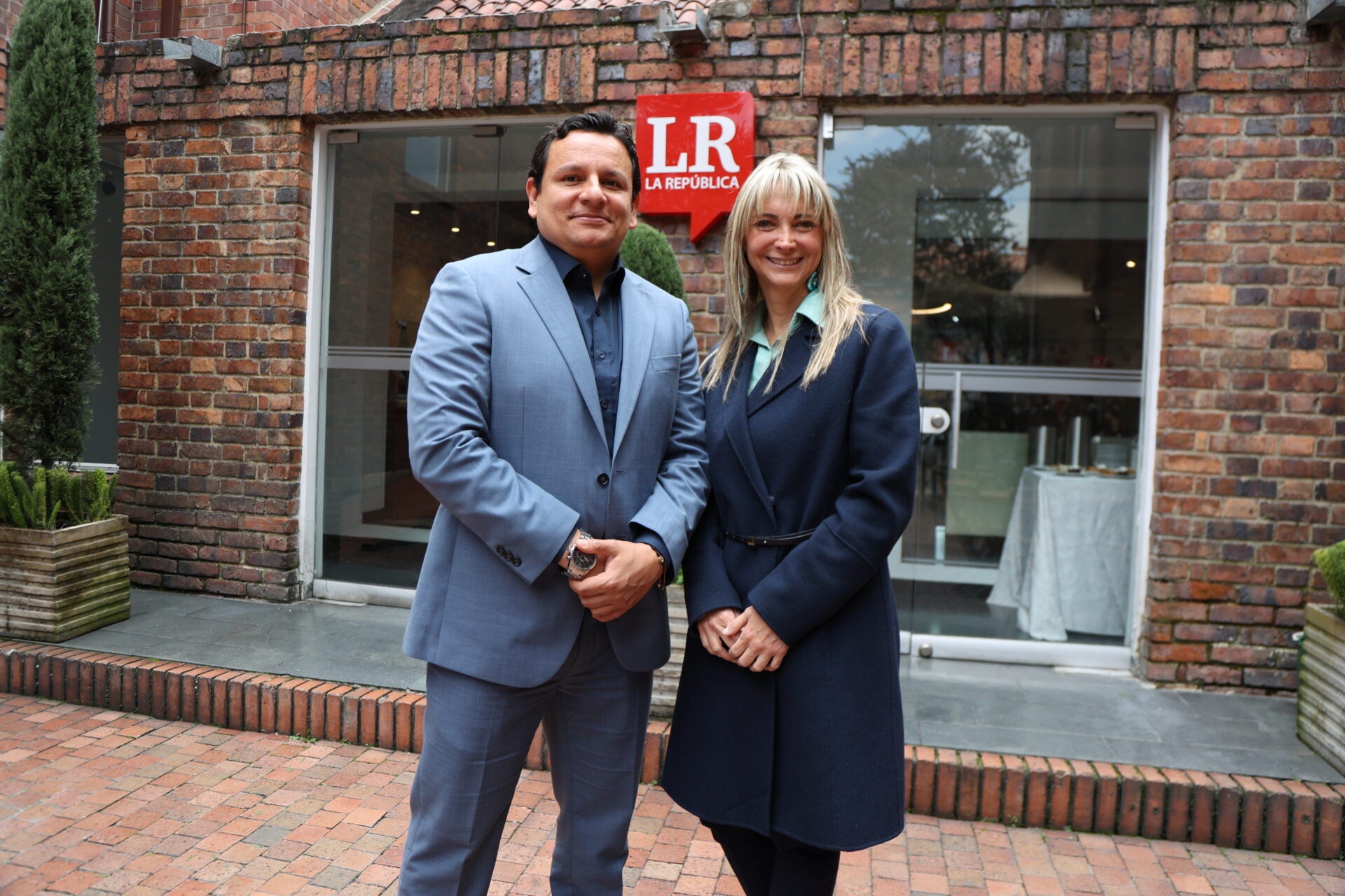 Juan Carlos Bedoya, jefe de la oficina de Asuntos Regulatorios y Empresariales del Ministerio de Minas y Energía de Colombia; y Alexandra Hernández Saravia, presidente ejecutiva de Ser Colombia.
