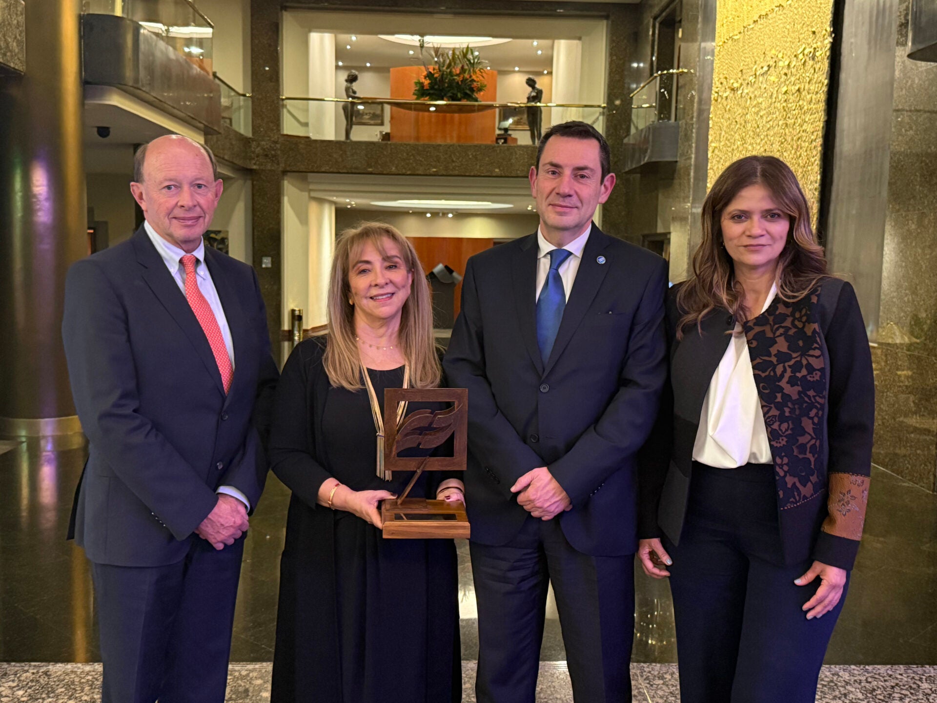 Armando Pinto, vpte. ejecutivo del CCS; Alba Mireya Sandoval, jefe del departamento de HSE de T. en Colombia; Riccardo Nicoletti, gerente de T. en Colombia; y Maira Luz Sarmiento, vpte. técnica del CCS.