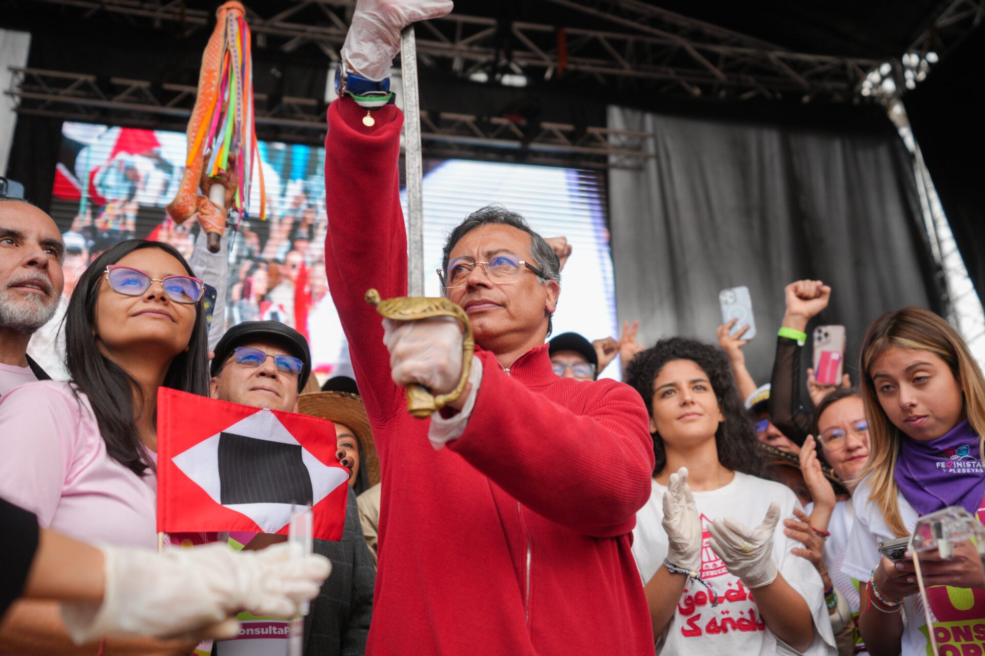 Petro alzando la espada de Simón Bolívar