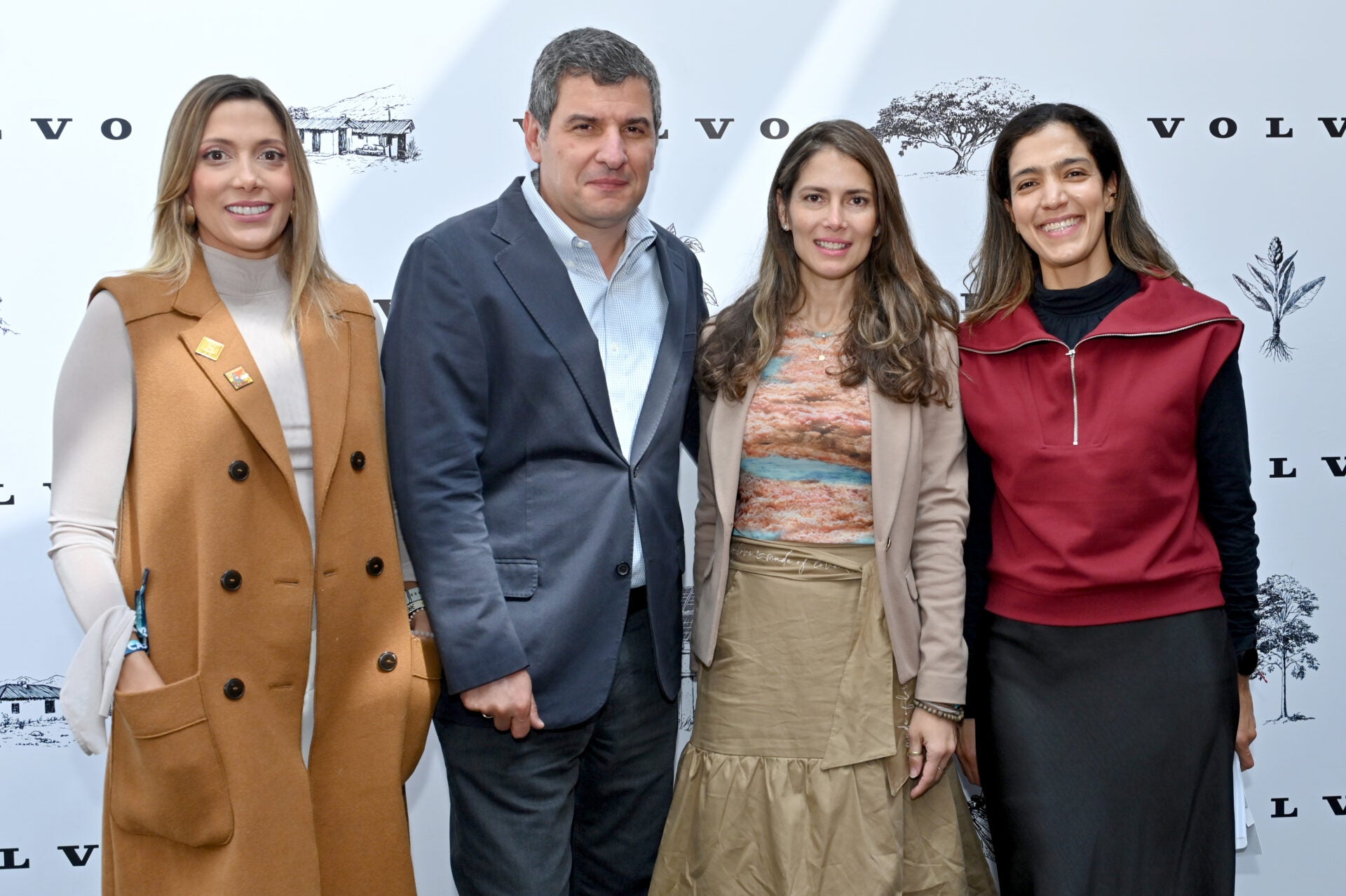 Isabel Salazar, directora general de El Conserje Marketing de Opinión; Andrés Aguirre, country manager en Astara Colombia; Carolina Deik, primera dama de Bogotá; y Beatriz Mejía directora de sostenibilidad.