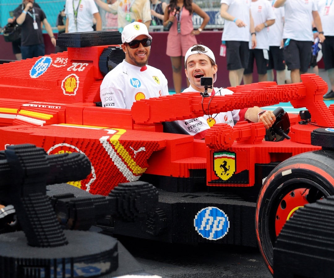 Charles Leclerc de Ferrari y Lewis Hamilton en una réplica a tamaño real de un coche de F1 de Lego durante el desfile de pilotos