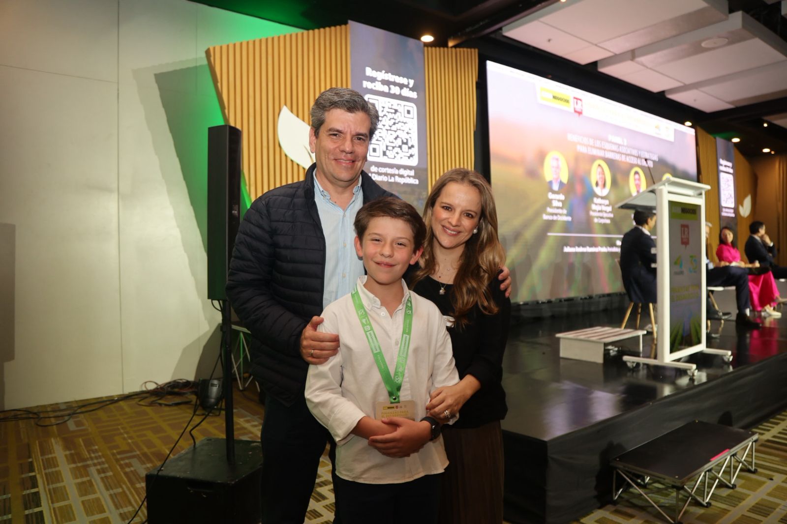 El conferencista y emprendedor, Juan Manuel Acevedo y sus padres, Emmanuel Acevedo y Paula Villa.