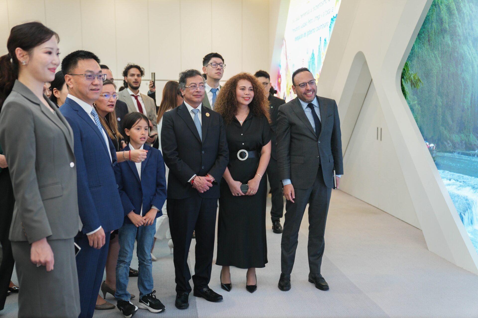 El presidente Gustavo Petro estuvo visitando las instalaciones de Huawei en China