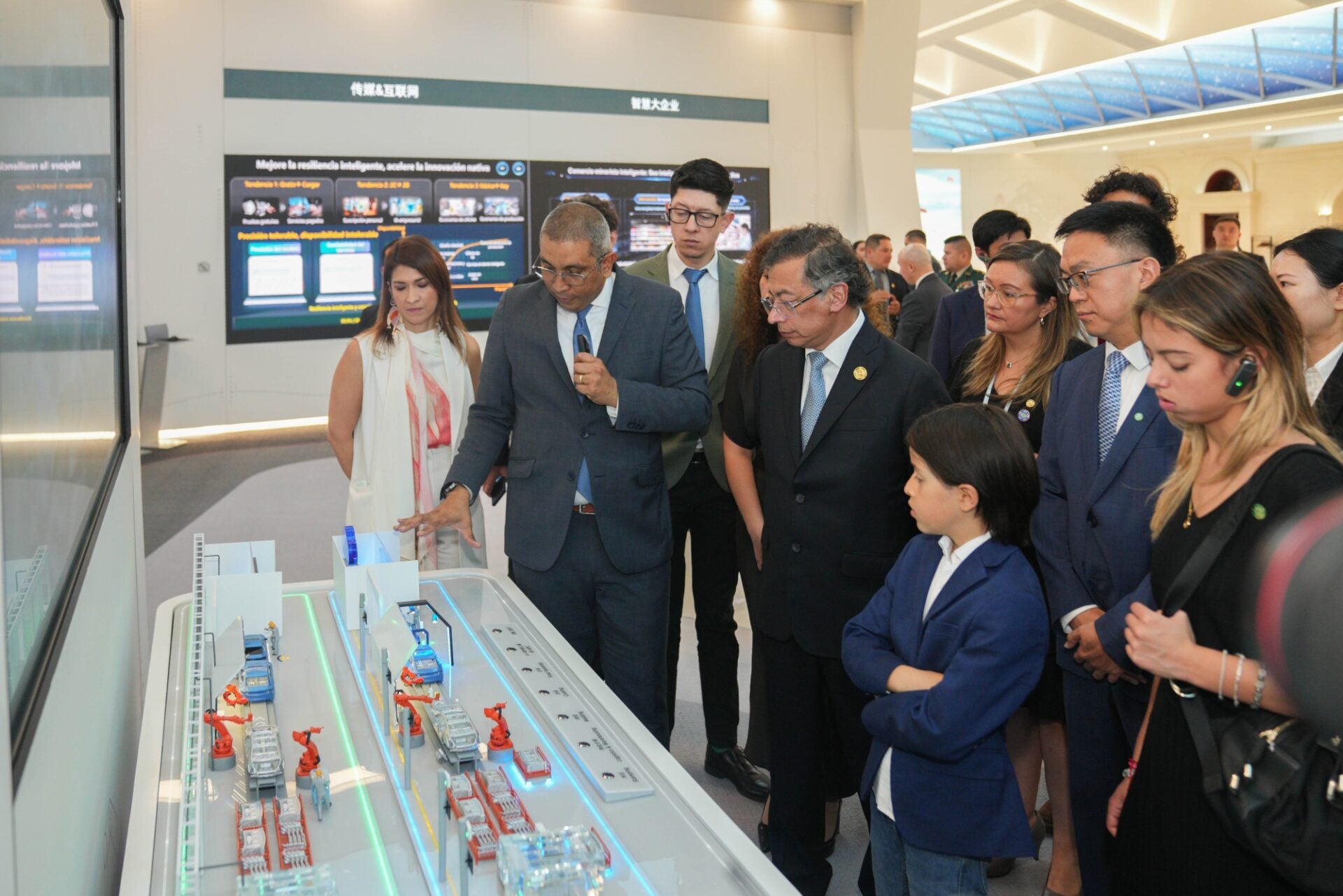 El presidente Gustavo Petro estuvo visitando las instalaciones de Huawei en China