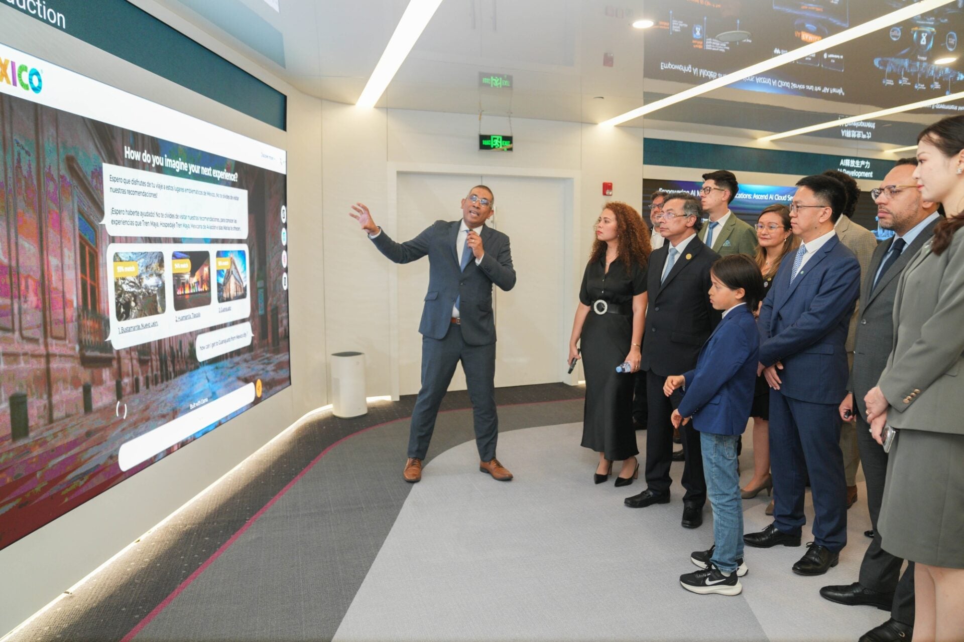 El presidente Gustavo Petro estuvo visitando las instalaciones de Huawei en China