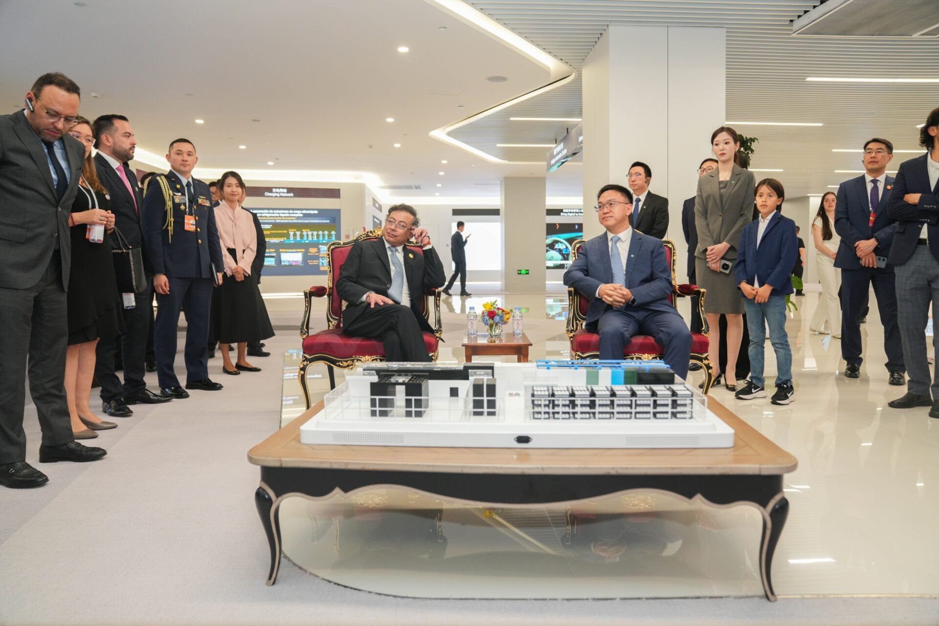 El presidente Gustavo Petro estuvo visitando las instalaciones de Huawei en China