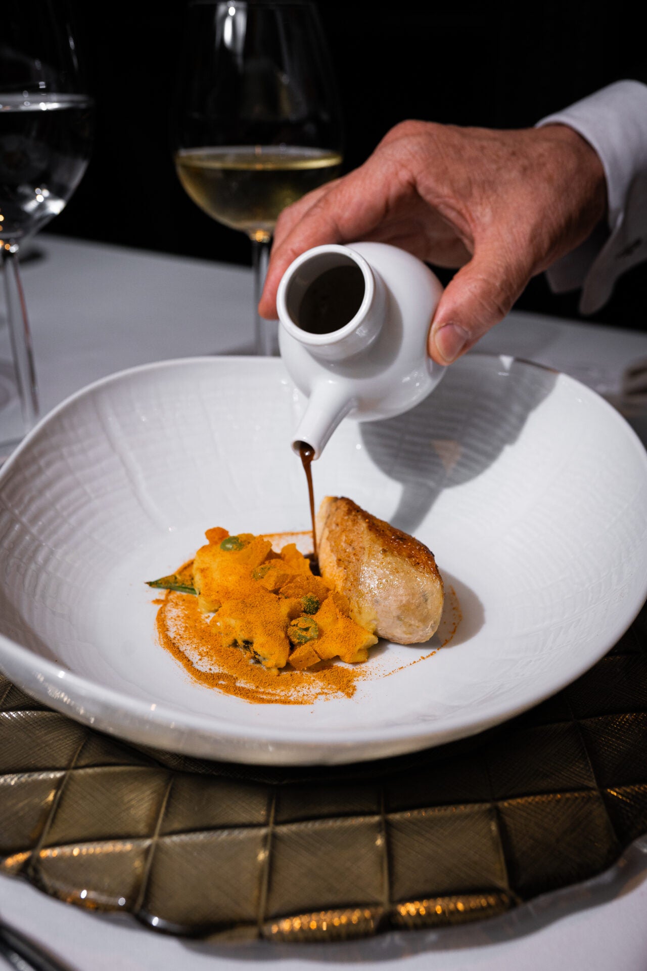 Pollo aligot amarillo, una mezcla de texturas en el paladar