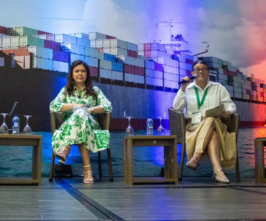 Nidia Hernández, presidente de Colfecar y Clarita García, directora de Defetranscarga