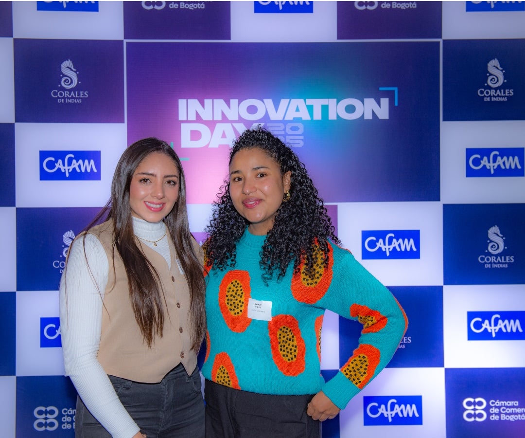 Laura Vanessa Álvarez, coordinadora de mercadeo; y Wendy Chica, líder de mercadeo, de Logyca, entre los asistentes.