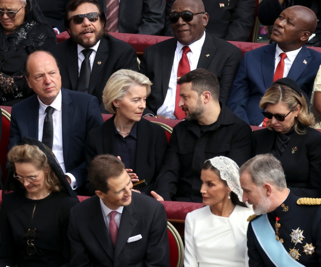 Von der Leyen, en el centro a la izquierda, habla con Zelenskiy en la misa inaugural en la Plaza de San Pedro.