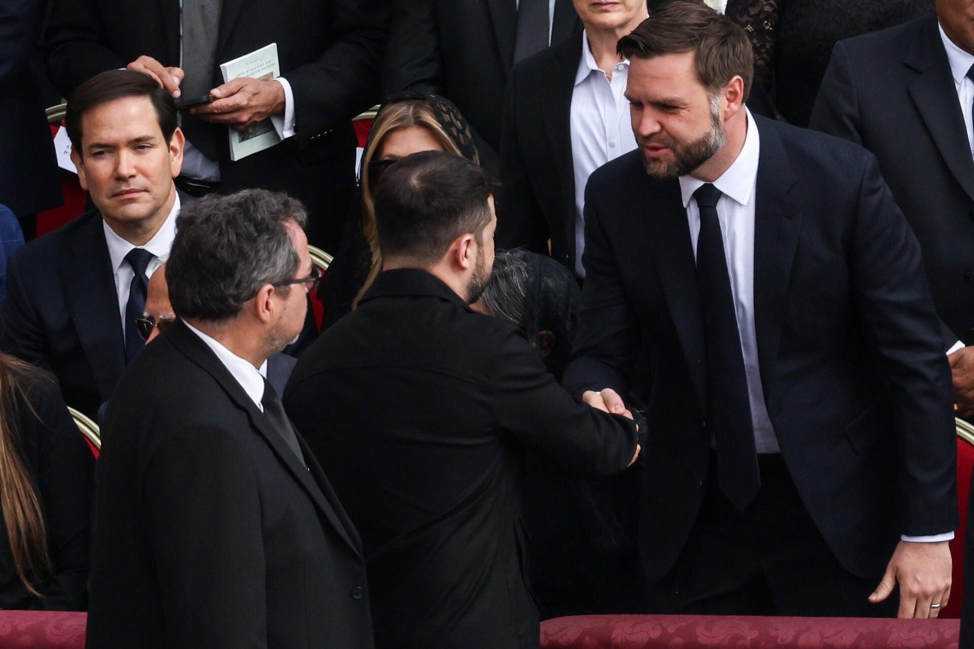 Zelenskiy, en el centro a la izquierda, saluda a Vance en la misa inaugural del Papa León XIV en la Plaza de San Pedro de El Vaticano/Bloomberg