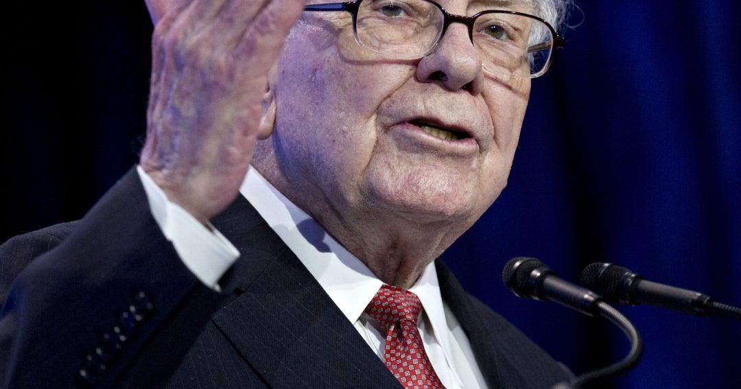 Warren Buffett advierte efecto dominó en la banca ante vínculos con el crédito privado