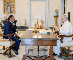 Gustavo Petro junto a León XIV Gustavo Petro junto a León XIV