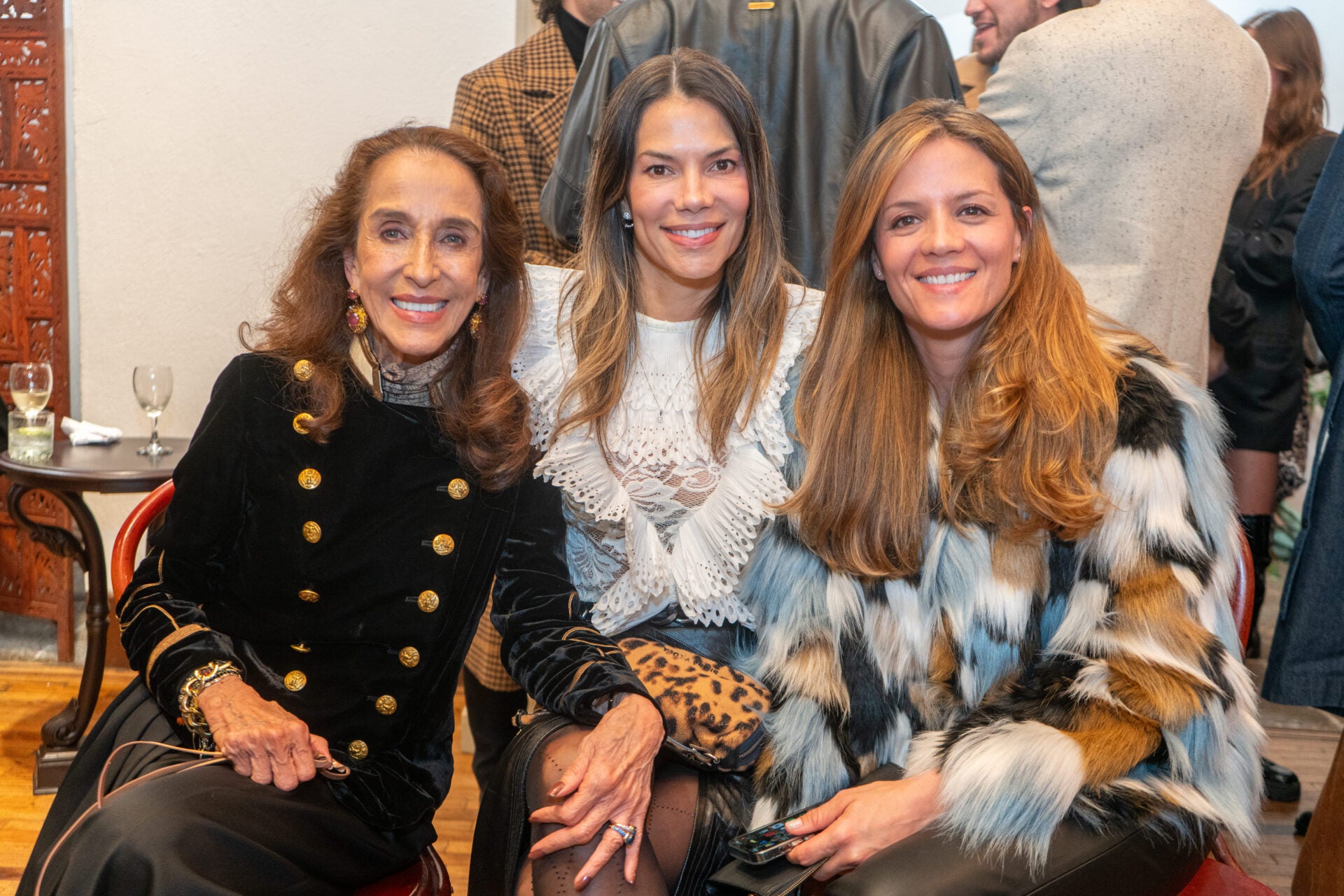 Pilar Castaño, conferencista y asesora especializada en moda; Ángela García; y Ángela Cardozo, presentadoras.