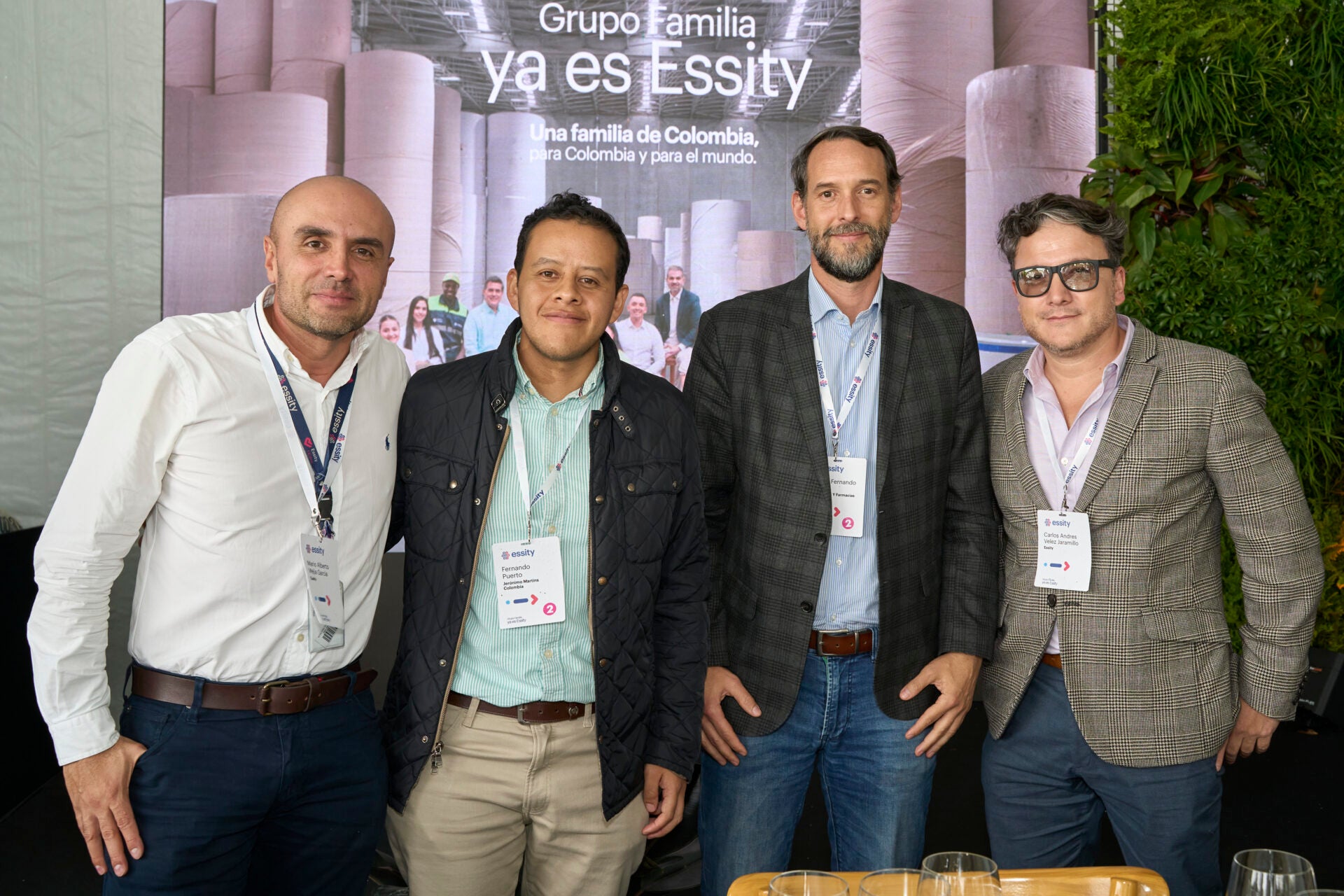 Mario Mejía, gerente nacional de ventas canal tradicional de Essity; Fernando Puerto, director de logística de Jerónimo Martins Colombia; Carlos Zarruk, vicepresidente de cadena de abastecimiento de Cruz Verde; y Carlos Vélez, director de mercadeo de Essity.