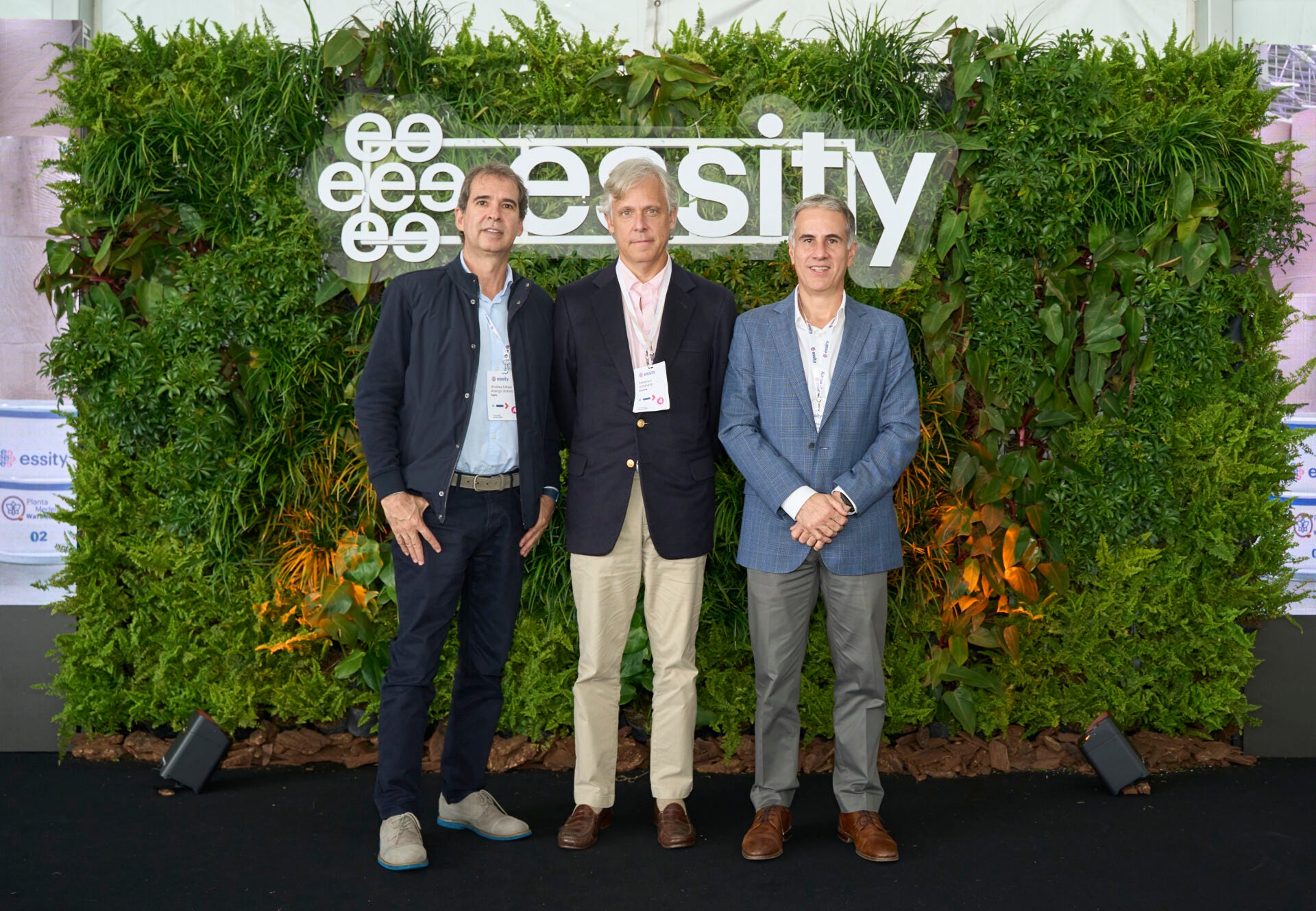 Andrés Arango, vicepresidente de desarrollo de negocios de Essity; Federico Urdaneta, gerente corporativo de Corbeta; y Luis Felipe Vélez, vicepresidente comercialde Celsia.