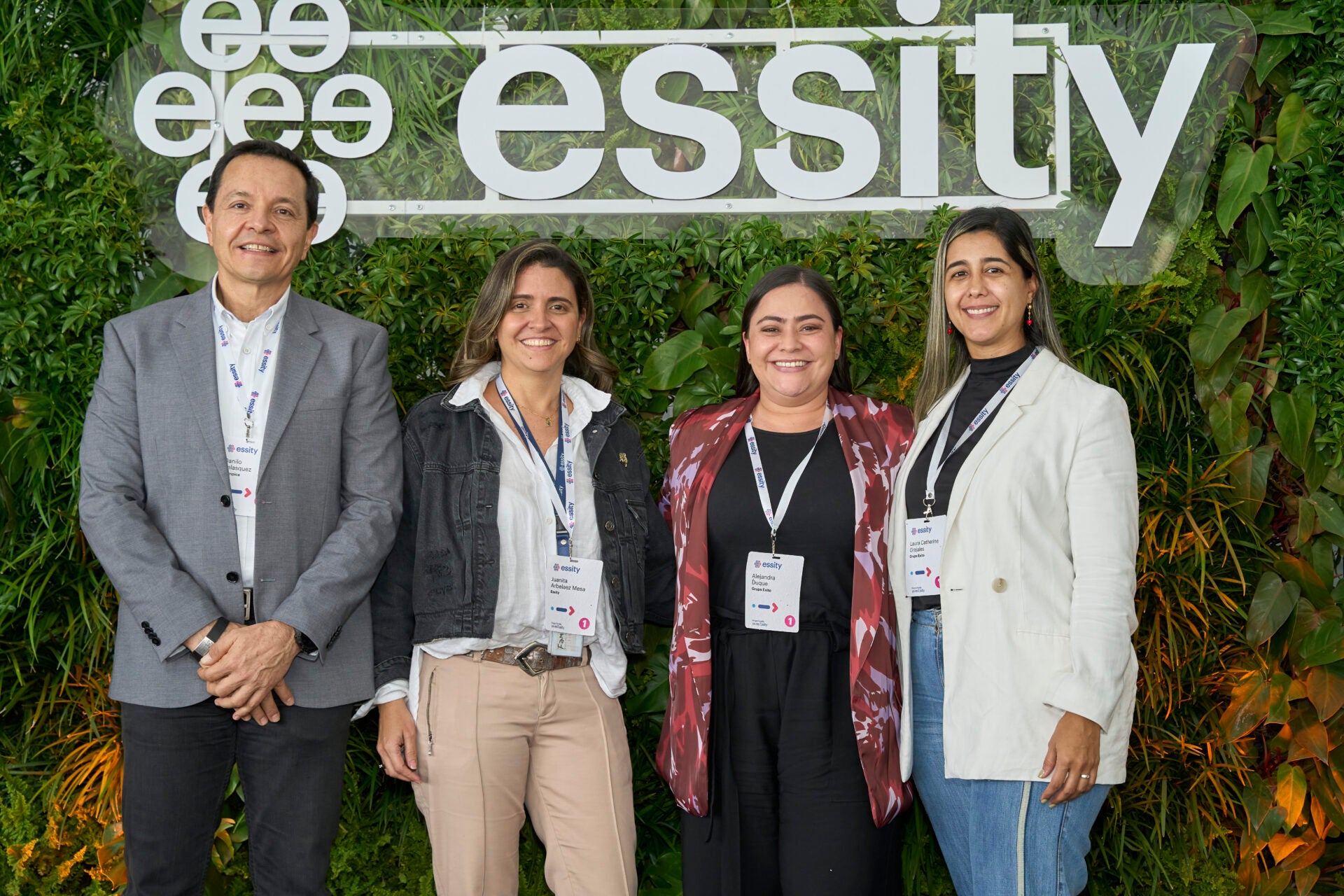 Danilo Velásquez, gerente de logística en Olímpica; Juanita Arbeláez, directora de ventas de Essity; Alejandra Duque, gerente de logística de Grupo Éxito; y Laura Grajales, directora de soporte a la operación de Grupo Éxito..