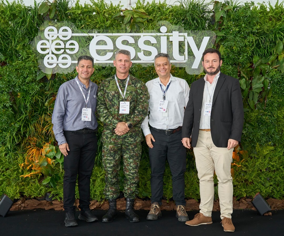 Javier Mezquida, gerente de seguridad, emergencias y crisis para Latam de Essity; Teniente Coronel José Ortegón del Ejército Nacional; Juan Diego Betancur, gerente de la planta Rionegro de Essity; y Álvaro Dávila, gerente legal de Essity.
