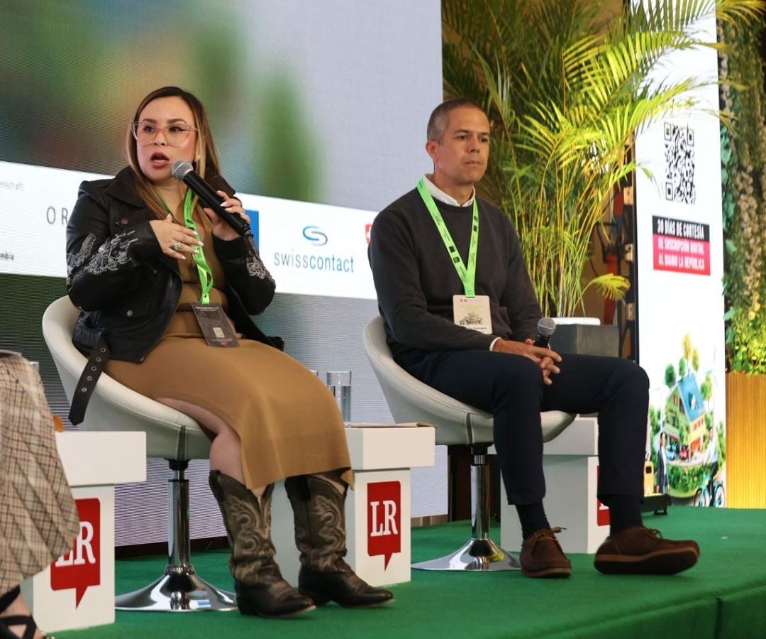 Kenverly Quintana, jefe ambiental y de sostenibilidad de Cueros Vélez, y Nicolás Vanegas, director de Asuntos Corporativos y Sostenibilidad de L’Oréal Groupe