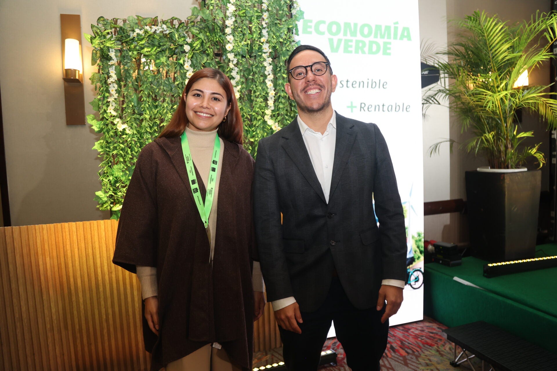 Alejandra Moreno, del equipo de sostenibilidad de la U. de la Sabana; y Pedro Bedoya Gómez, gerente de Seguridad Industrial y Medio Ambiente para Colgate Palmolive.